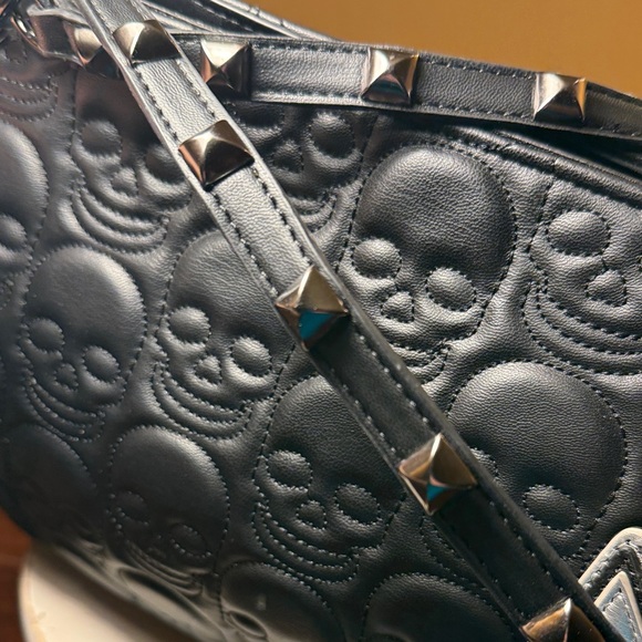 Betsy Johnson Faux Leather Skull Embossed Studded Purse Martini Charm NWT - Picture 6 of 13